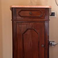 Comodino antico in legno con piano in marmo rosa