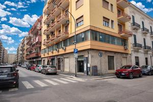 Negozio d'angolo con TRE vetrine in Via Trento