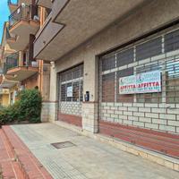 Magazzino di 160 mq a prospetto strada principale