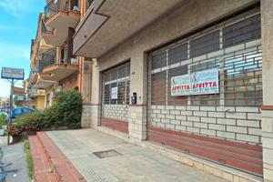 Magazzino di 160 mq a prospetto strada principale