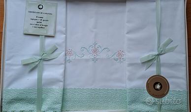 Lenzuola matrimoniale ricamato a mano.