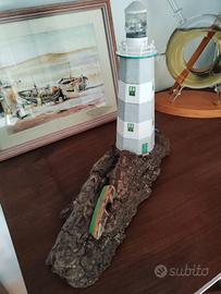 Faro decorativo su legno di mare e luce led bianco