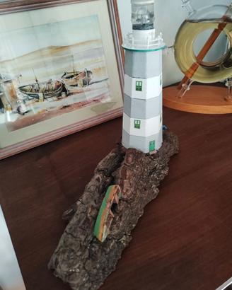 Faro decorativo su legno di mare e luce led bianco