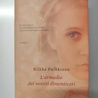 L'armadio dei vestiti dimenticati di Riikka Pulkki