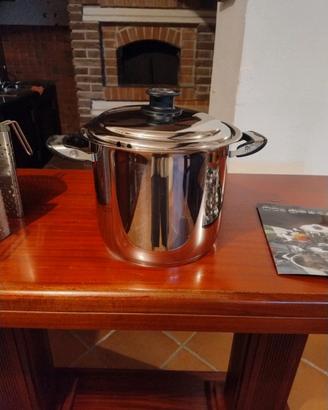 Pentola con coperchio e tre scolapasta 