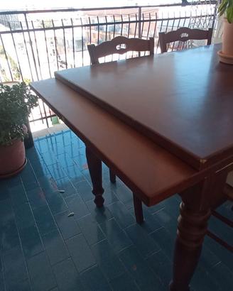 Tavolo in legno allungabile con 4 sedie in paglia