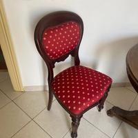 Sedie classiche in legno e stoffa
