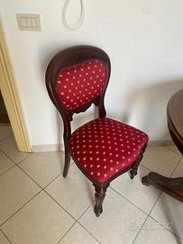 Sedie classiche in legno e stoffa