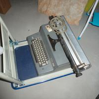 Macchina da scrivere olivetti