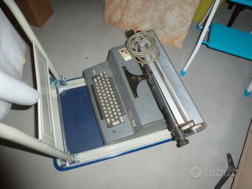 Macchina da scrivere olivetti