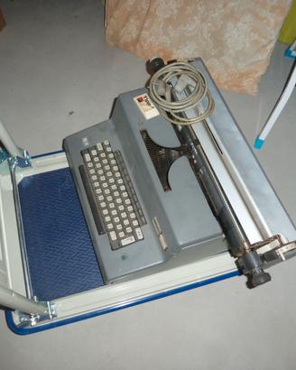 Macchina da scrivere olivetti