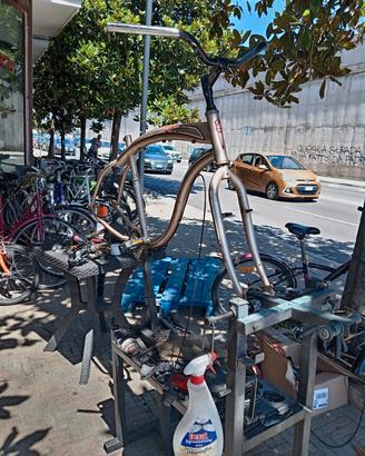 lavoro di ripristino su biciclette uomo donna elet