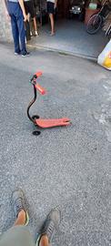 Monopattino a tre ruote 