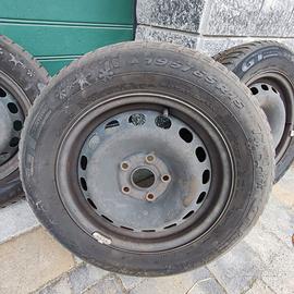 Cerchi in ferro con gomme invernali