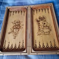 Backgammon da tavolo in legno nuovo.