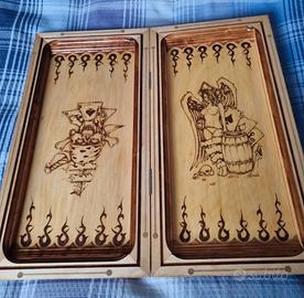 Backgammon da tavolo in legno nuovo.