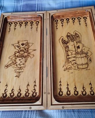 Backgammon da tavolo in legno nuovo.