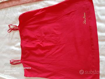 canotta di colore rosso