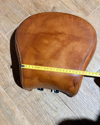 Sella in cuoio passeggero per Harley custom