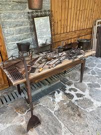 Antichi oggetti in ferro battuto alpini vintage