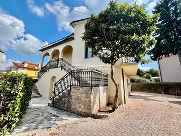 VILLA INDIPENDENTE CON TAVERNA A PONTI SUL MINCIO