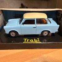 Modellino auto Trabant blu e panna