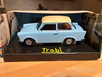 Modellino auto Trabant blu e panna