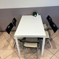 Tavolo con n. 5 sedie in plastica