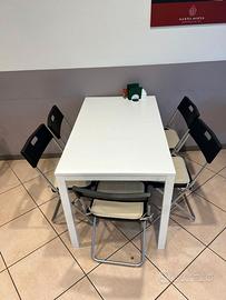 Tavolo con n. 5 sedie in plastica