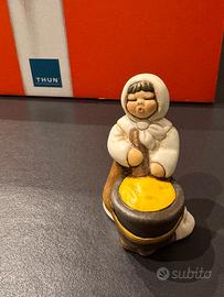 Donna con paiolo presepe Thun