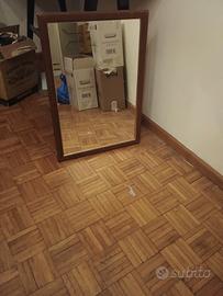 specchio con cornice di legno 