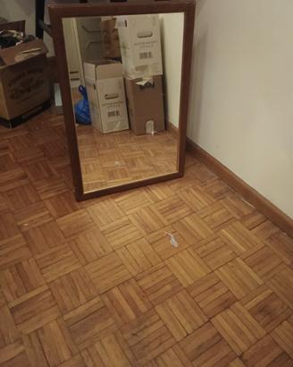 specchio con cornice di legno 