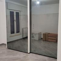 Armadio a specchio con TV integrata