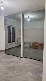 Armadio a specchio con TV integrata