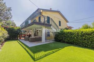 VILLA BIFAMILIARE A 100 METRI DAL LAGO