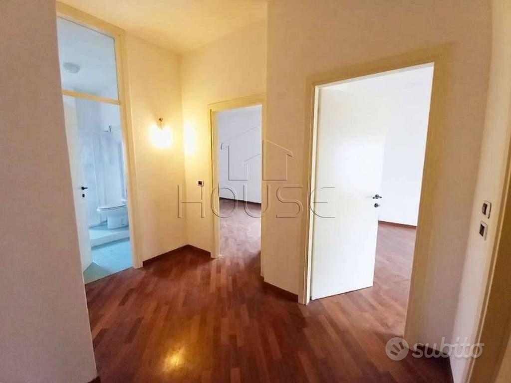 Appartamento di 150 m² con più di 5 locali e box a - Vista 3
