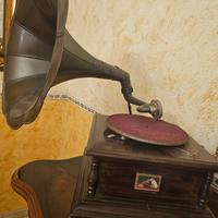 Grammoforo d'epoca con tromba