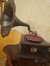 Grammoforo d'epoca con tromba