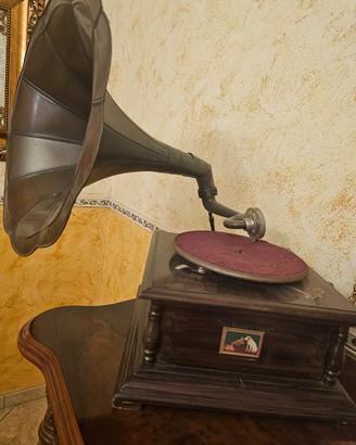 Grammoforo d'epoca con tromba