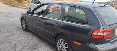 volvo v 40 anno 2002