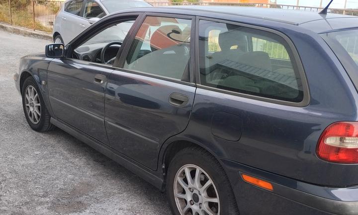 volvo v 40 anno 2002