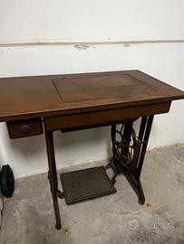 Macchina da cucire Singer antica