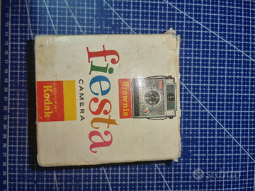 Macchina fotografica KODAK Fiesta brownie con scat