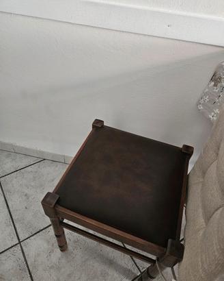 3 sedie di legno e uno sgabello