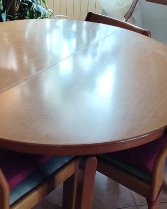 tavolo + 4 sedie + tovaglie e mollettoni