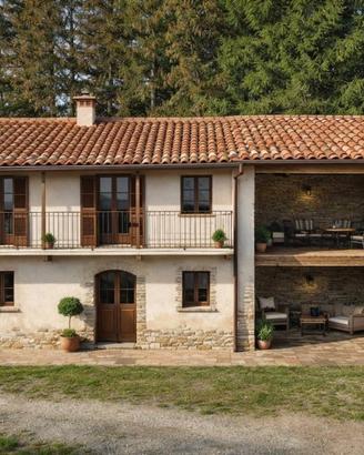 Rustico / Casale di 155 m² con più di 5 locali a B