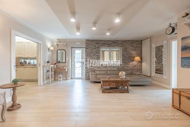 5 locali ristrutturato, 4 posti auto, Via Drezzo,