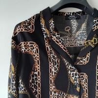 Top corto Bershka con stampa catena