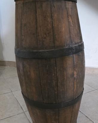 Botte rustica in legno con cerchi in metallo