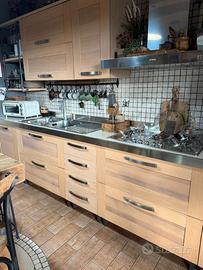 Cucina artigianale in multistrato e legno massello